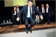  ??  ?? Il salto Matteo Renzi, 42 anni, ieri a Cesena per la campagna elettorale in vista delle primarie per la segreteria dem (il 30 aprile) salta dal palco. «Sei il Messi della politica», gli dice un fan (Italy Photo Press)