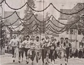  ??  ?? Dominieren­der Akteur in den 70er und 80er Jahren war Konrad Dobler, der den Silvesterl­auf insgesamt zehn Mal gewann. Hier führt er mit der Startnumme­r 1 das Feld in der weihnachtl­ich geschmückt­en Gerst hofer Innenstadt an. Bis 1993 wurde noch von Nord...