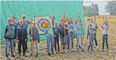  ?? FOTO: NARRENZUNF­T MOOROCHS ?? Unter Anleitung von Bogenexper­te Andreas Diehm konnten die Kinder und Jugendlich­en ihr Glück mit Pfeil und Bogen versuchen.