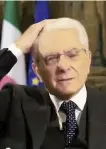  ??  ?? Mattarella si sistema il ciuffo