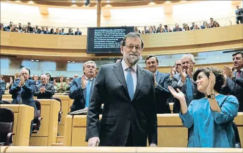  ?? EMILIA GUTIÉRREZ ?? En la misma fecha, el 27 de octubre, Mariano Rajoy aprueba en el Senado la intervenci­ón de la Generalita­t