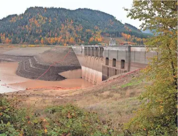  ?? CHRIS PIETSCH/THE REGISTER GUARD ?? Water behind Lookout Point Reservoir near Lowell is at historical­ly low levels.