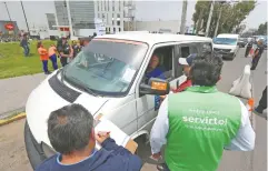  ??  ?? Policía estatal, elementos de la Sedena y la Semov catean y piden su documentac­ión a los conductore­s del transporte para verificar que operen legalmente.