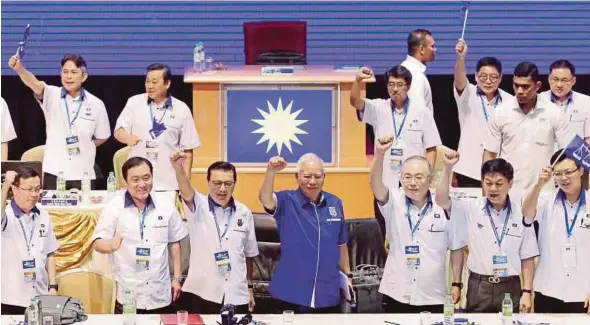  ?? PIC BY AIZUDDIN SAAD ?? Prime Minister Datuk Seri Najib Razak at MCA’s 64th annual general assembly at Wisma MCA in Kuala Lumpur yesterday. On his right is MCA president Datuk Seri Liow Tiong Lai.