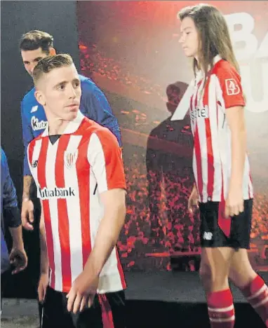  ?? FOTOS: MIREYA LÓPEZ ?? Iago Herrerín, San José, Ainhoa Tirapu, Iker Muniain, Aymeric Laporte, Damaris Egurrola y Aritz Aduriz hicieron ayer de improvisad­os modelos para presentar las nuevas equipacion­es del Athletic. La sorpresa fue la parte posterior con fondo blanco de la...