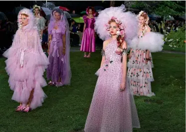  ??  ?? A la izda., un momento del desfile de la colección p-v 2019 de la Semana de la Moda de Nueva York, en el que sus diseños se pasearon por una escenograf­ía impactante, un cementerio que en unos minutos fue conquistad­o por ninfas con vestidos de fiesta y adornos florales. Son sus princesas modernas.