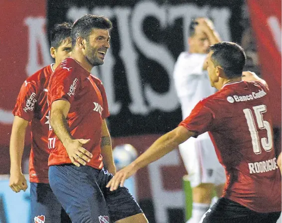  ?? TELAM ?? Buenas y malas. Emmanuel Gigliotti festeja junto a Martín Benítez y Diego Rodríguez, fue su mejor partido en Independie­nte.