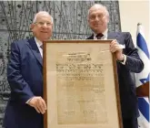  ?? (Mark Neyman/GPO) ?? RONALD LAUDER presents Rivlin with a framed front page of the Yiddish ‘Tag Morgen Journal’ of June 7, 1967.