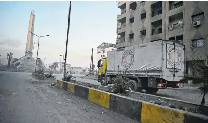  ??  ?? In Douma, einem Vorort von Damaskus, konnte der Rote Halbmond am Samstag der Bevölkerun­g Hilfe
zukommen lassen, in Aleppo sind jedoch 300.000 Menschen eingeschlo­ssen.