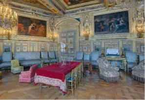  ??  ?? Ci-contre, à gauche, le salon Louis XIII, ancien « grand cabinet du Roi », est une pièce richement décorée jouxtant la chambre du roi. 15 tableaux du peintre de Marie de Médicis, Ambroise Dubois, sont encastrés dans des bordures de stuc.