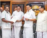  ?? ?? Congress leaders KC Venugopal and K Selvaperun­thagai with DMK leaders Chief Minister MK Stalin and Duraimurug­an after seat deal