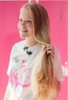  ?? FOTO KOEN FASSEUR ?? Lena toont haar lange haren voor de knipbeurt.
