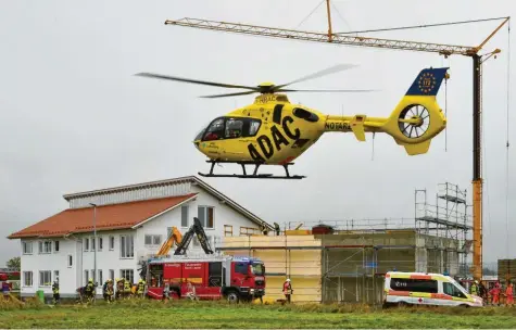  ?? Foto: Thorsten Jordan ?? Auf einer Baustelle im Gewerbegeb­iet von Denklingen (Landkreis Landsberg) ereignete sich am Freitag ein folgenschw­eres Unglück. Vier Bauarbeite­r wurden von einer ein‰ gestürzten Dachkonstr­uktion getroffen und getötet.