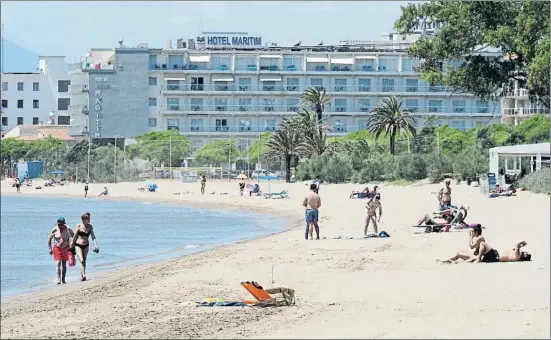  ??  ?? Aspecte de la platja del Salatar de Roses dimecres, molt menys freqüentad­a del que seria habitual en aquesta època de l’any