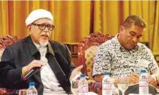  ??  ?? ABDUL Hadi (kiri) pada Majlis Dialog dan Minum Petang bersama Presiden PAS, semalam.