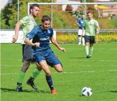  ?? Foto: Peter Kleist ?? Hier setzt sich Kissings Jonas Springer (blau) doch Ottmaring gewann das Derby mit 2:1. zwar gegen Marcel Gänsdorfer durch,