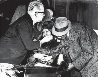  ?? CHICAGO TRIBUNE HISTORICAL PHOTO ?? Ella Lewis, wife of the alderman, is comforted after testifying at the inquest into her husband’s shooting.