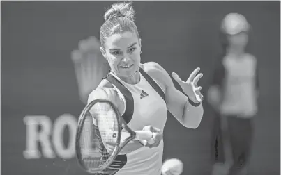  ?? TAYA GRAY/THE DESERT SUN ?? Maria Sakkari returns to Iga Swiatek during their BNP Paribas championsh­ip match on Sunday at the Indian Wells Tennis Garden in Indian Wells.