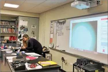  ?? REBECCA BLANCHARD — DIGITAL FIRST MEDIA ?? Danielle Weyershaeu­ser, science teacher at Middle School West, has been using the digital microscope with her seventh-grade classes as they learn about cells.