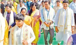  ??  ?? Chief Minister K. Chandrasek­har Rao’s daughter and TRS MP Kalvakuntl­a Kavitha along with her husband D. Anil Kumar and younger son Aarya (left), the CM’s son and TRS working president K.T. Rama Rao along with his wife Shailima Rao and (extreme right) TRS Rajya Sabha MP J. Santhosh arrive at the farmhouse in Erravalli, Gajwel for the Sahasra Chandi Yagam on Monday.