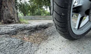  ??  ?? Terme di Caracalla Sopra, una delle numerose buche in via delle Terme di Caracalla. Sotto, la Colombo