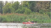  ?? FOTO: CHIEMGAU TOURISMUS E.V./DPA-TMN ?? Die Natur im Chiemgau vom Wasser aus erleben: Kajakfahre­r unterwegs auf der Alz