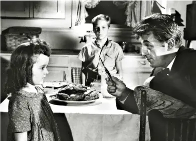  ?? FOTO: YLE ?? Pearl (Sally Jane Bruce) och John (Billy Chapin) får besök av Robert Mitchums falskpräst.