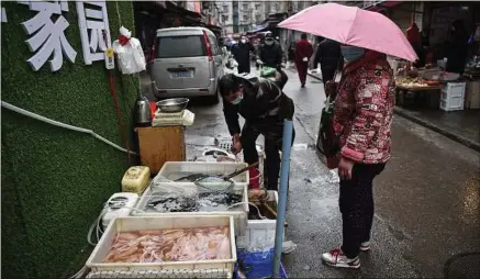  ??  ?? La Chine vient d’interdire «temporaire­ment» la vente d’animaux sauvages sur ses marchés.