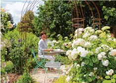  ?? Foto: Monika Leopold Miller ?? So manches lauschige Plätzchen lässt sich in dem rund 3000 Quadratmet­er großen Garten entdecken.