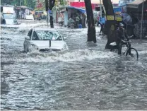  ?? PHOTO: VIBHAV BIRWATKAR ?? Incessant rains in Thane on Friday led to waterloggi­ng in low-lying areas of the city