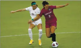  ?? KARL B. DEBLAKER — THE ASSOCIATED PRESS ?? Santa Clara midfielder Izzy D’Aquila (9) controls the ball against Florida State midfielder Kirsten Pavlisko during the first half of the NCAA College Cup championsh­ip on Monday.