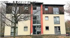  ?? ARCHIV: SEEG ?? In diesem Haus an der Ludwig-Erhard-Straße wohnen Flüchtling­sfamilien. In den Wohnungen gibt es mehr belegte als verfügbare Plätze.