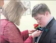  ?? Spencer Lahr / RN-T ?? Joan Stager pins on Austin Yarbrough’s boutonnier­e.