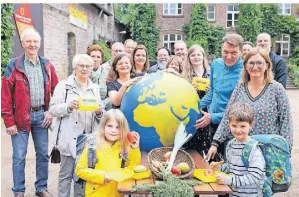  ?? FOTO: MISERIUS ?? Die künftigen i-Dötzchen Frida und Raphael sind das Gesicht der Biobrotbox­Kampagne 2022, die auf dem Naturgut Ophoven vorgestell­t wurde.