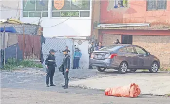  ??  ?? En los alrededore­s del Estadio Azteca encontraro­n un cadáver embolsado y con marcas de violencia en el cuerpo y la cara. Este hallazgo forma parte de la serie de hechos violentos que tuvieron lugar este fin de semana en la CDMX.