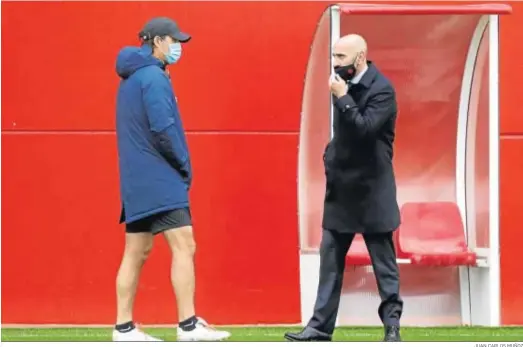  ?? JUAN CARLOS MUÑOZ ?? Julen Lopetegui conversa con Monchi durante el entrenamie­nto sevillista realizado en la mañana de ayer.