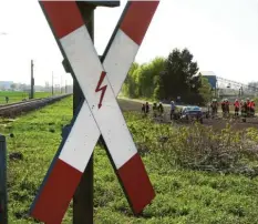  ?? Foto: Barbara Würmseher ?? Dach dem Unfall am Bahnüberga­ng Staudheim fuhr der Zugführer einfach weiter. Den Strafbefeh­l, den er für seine Unfallfluc­ht bekommen hat, hat er nicht akzeptiert, sondern Einspruch dagegen eingelegt.