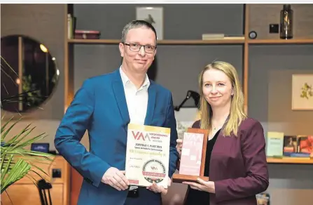  ?? ?? Awardverle­ihung: Christian Wagner, Leitung Produktman­agement, (li.) und Nicole Sommeregge­r, Leitung Marketing