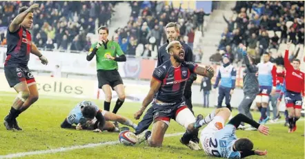  ??  ?? Photo Jacques Robert Auteur de ses septième et huitième essais de la saison, l’arrière du FCG Lolagi Visinia a tiré les siens d’un mauvais pas.