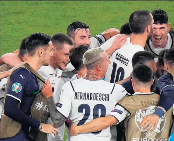  ??  ?? Los jugadores de Italia celebran su convincent­e victoria ante Turquía en un partido inaugural en el que dominaron de principio a fin.