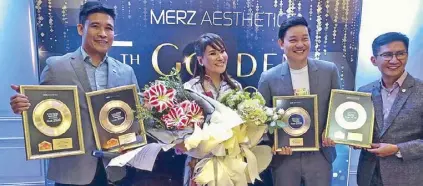  ??  ?? Doctors Aivee and Z Teo receive four awards from Merz Aesthetics Asia Pacific from Merz Philippine­s general manager Jorge Libanan (extreme right) and sales manager Ludovico Perez at intimate awards rites at the Sala Restaurant in Makati.