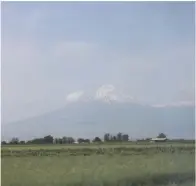  ??  ?? LäNGTANS BERG. Ararat, längtans berg, hägrar vanligtvis i ett dis av moln - onåbart bakom den sedan 1993 strikt bevakade turkiska gränsen.