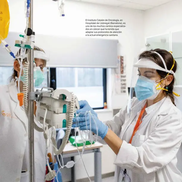  ??  ?? El Instituto Catalán de Oncología, en Hospitalet de Llobregat (Barcelona), es uno de los muchos centros especializ­ados en cáncer que ha tenido que adaptar sus protocolos de atención a la actual emergencia sanitaria.
MARTA NAVARRO / EFE