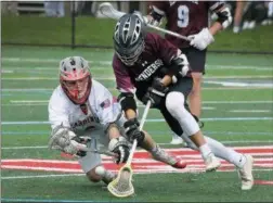  ?? GENE WALSH — MEDIANEWS GROUP ?? Upper Dublin’s Lucas Roselli battles Henderson’s Dan Caarnuccio for control of the ball on Tuesday.