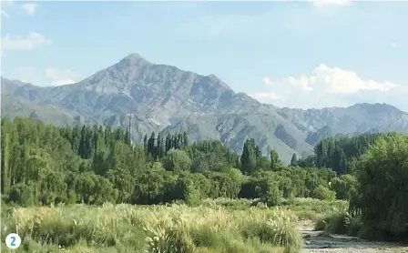  ?? PHOTOS COURTOISIE CHANTAL BENHAMRON ?? 1 et 2. Succession de paysages très différents le long des Andes : tantôt une grande sécheresse et des terres arides, tantôt une végétation luxuriante et verdoyante
3 et 4. Sur la route des Andes : des paysages à couper le souffle. 5. À Mendoza, il...