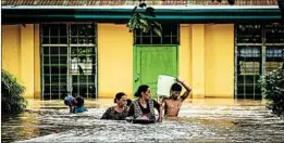  ?? FERDINANDH CABRERA/GETTY-AFP ?? Residents evacuate to a safer place on the southern island of Mindanao on Saturday.