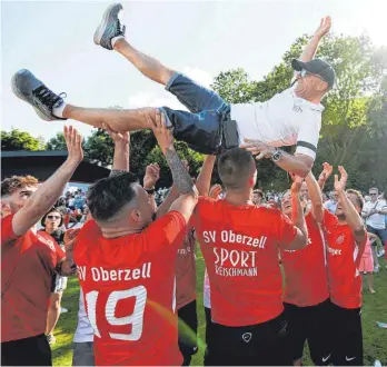  ?? FOTO: VOLKER STROHMAIER ?? Zum Saisonende hört Peter Baur (oben) als Sportliche­r Leiter beim SV Oberzell auf – der Abschied hätte mit dem Aufstieg nicht schöner sein können.