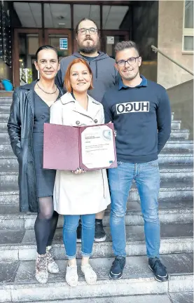  ?? / Foto: Marjan Verc ?? Maja Grdadolnik, dr. Ema Žagar, dr. David Pahovnik in Blaž Zdovc so za inovacijo prejeli nagrado.