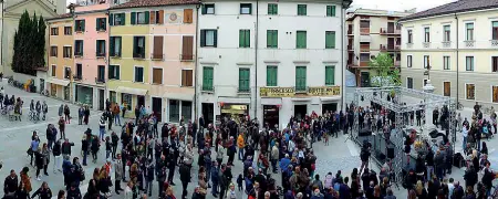  ??  ?? Nuova piazza Piazza Santa Maria dei Battuti è stata da poco «liberata» da un cantiere durato più del previsto.