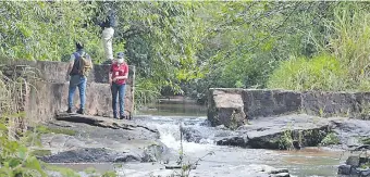  ??  ?? Técnicos del Mades recolectar­on muestras y realizaron mediciones en el arroyo Yhaguymí.